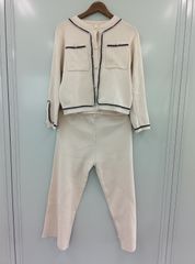 【ブランド名不明・タグカット】セットアップ　ライトベージュに白黒ライン+ゴールドボタンのトップス×シンプルなライトベージュのボトムス