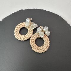 大ぶり ラタンとお花のイヤリング