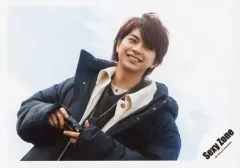 【中古】生写真(ジャニーズ) Sexy Zone/佐藤勝利/横型・上半身・衣装黒・白・両手カメラ・目線右・歯見せ/アルバム「PAGES」MV＆ジャケ写オフショット/公式生写真