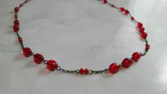 赤いビーズのロングネックレス