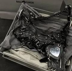 ちゃちゃ✨BALENCIAGA ピアス 片耳 BBロゴ シルバー 男女OK BALENCIAGA 【並行輸入品】 バレンシアガ/BALENCIAGA ピアス