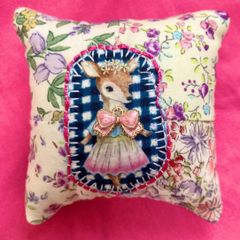 ハンドメイド　パッチde針山　リボンをつけたバンビちゃん　針山　ピンクッション　パッチワーク　バンビ　動物　リボン　チャーム　花柄