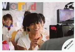 【中古】生写真(ジャニーズ) 関ジャニ∞/錦戸亮/横型・Tシャツ白・指輪見せ・撮影・後ろに村上/公式生写真