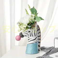 バブルガムを吹くキリンの樹脂フィギュア