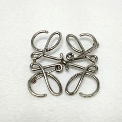 LOEWE シルバーブローチ リボンモチーフ - メルカリ