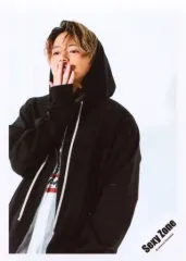 【中古】生写真(ジャニーズ) Sexy Zone/菊池風磨/上半身・衣装黒・白・赤・フード被り・左向き・右手パー・背景白/「Sexy Zone LIVE TOUR 2019 PAGES」グッズオフショット/公式生写真 