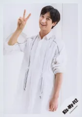 【中古】生写真(ジャニーズ) Kis-My-Ft2/宮田俊哉/膝上・衣装白・右手ピース・左手曲げ・口開け・左向き・背景白/シングル「君、僕。」MV＆ジャケ写オフショット/公式生写真 