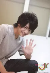 【中古】生写真(ジャニーズ) 7WEST /新垣祐斗/膝上・座り・シャツグレー・ジーンズ・左手パー・カメラ目線「関西ジャニーズJr.春休みスペシャルコンサート2012」/公式生写真