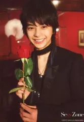 【中古】生写真(ジャニーズ) Sexy Zone/佐藤勝利/上半身・衣装黒・ストール・両手バラ・笑顔・背景赤・ロゴ「Sexy Zone」/公式生写真
