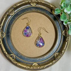 PURPLE×BLUEのドライフラワーを封じ込めたドロップ形のピアス❀.*･ﾟ