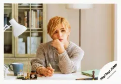 【中古】生写真(ジャニーズ) Hey! Say! JUMP/山田涼介/横型・バストアップ・座り・衣装グレー・右手ペン・左手顎・マグカップ・棚/16夏 コンサートパンフ＆グッズ撮影/公式生写真