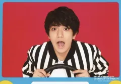 【中古】生写真(ジャニーズ) Aぇ! group/正門良規/横型・バストアップ・衣装白.黒・両手ハンドル・背景赤/「僕らAぇ! groupがbrakeしそうですねん?!」オリジナルフォト