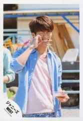 【中古】生写真(ジャニーズ) ジャニーズWEST/濱田崇裕/上半身・シャツ青・インナーピンク・右手割り箸銜え・左手皿・右目閉じ/『人生は素晴らしい』PV＆ジャケ写撮影/公式生写真