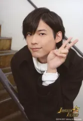 【中古】生写真(ジャニーズ) SixTONES/松村北斗/上半身・衣装黒白・左手ピース・顔斜め左向き・階段/「JOHNNYS’ ALL STARS ISLAND」オリジナルフォト