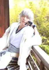 【中古】生写真(男性) 染谷俊之(鶴丸国永)/膝上・座り・衣装白・肘つき・視線右・キャラクターショット/舞台「刀剣乱舞」個人セットブロマイド