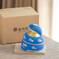 薬師窯　2025年 招福干支巳　錦彩招福巳(宝珠)　蛇　ヘビ　招き巳 置物　和縁起物 新年正月　海外プレゼント 贈り物