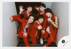 【中古】生写真(ジャニーズ) 少年忍者/集合(5人)/横型・全身・衣装赤・織山右手壁・階段/「ジャニーズ銀座2020 Tokyo Experience」グッズオフショット/公式生写真