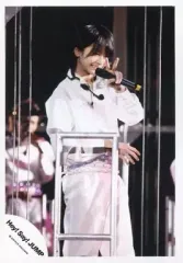 【中古】生写真(ジャニーズ) Hey! Say! JUMP/知念侑李/ライブフォト・膝上・衣装白・左手ピース・マイク・笑顔/公式生写真