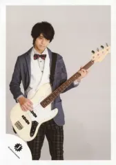 【中古】生写真(ジャニーズ) Mr.King vs Mr.Prince/高橋海人/膝上・衣装グレー・白・蝶ネクタイ・両手ギター・口閉じ・背景白/公式生写真