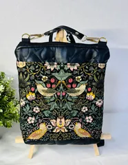 【裁縫ストア・ボヌール】大人かわいい　ウイリアムモリス　ベストオブモリス　いちご泥棒/ダマスクブラック（グリーン系）　ショルダーバッグ　サコッシュ　クロスボディーバッグ　ハンドメイド　合皮キルトカットクロス　ゴージャス   スマート / №500-585