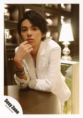 【中古】生写真(ジャニーズ) Sexy Zone/佐藤勝利/膝上・衣装白・左向き・右手顎・テーブル・背景茶色/Summer Paradise in TDC パンフ＆グッズ/公式生写真