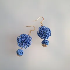 ピンポンマムと選べるあわじ玉の水引ピアス・イヤリング　【瑠璃色】青