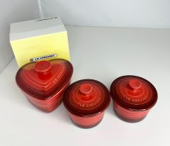 LE CREUSET ル・クルーゼ　赤　丸型蓋付きラムカン2個　 耐熱容器 ラムカン・ダムール(フタ付き)　３点セット