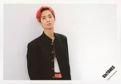 【中古】生写真(ジャニーズ) SixTONES/田中樹/横型・上半身・衣装黒・白・両手下・右向き・背景白/「アクリルスタンドII」オフショット/公式生写真