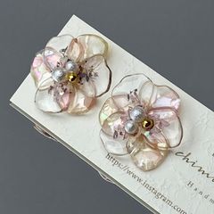 ドライフラワーとサクラシェルの花型ピアス