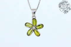 ペンダントトップ　プルメリア　花　ペリドット　グリーン　緑　シルバー　スターリングシルバー　キュービックジルコニア　ハワイアンジュエリー　ハワジュ　アクセサリー　チェーン別売り　誕生石　レディース　女性　シンプル　高級感　魅力　お守り　ギフト　10,000円
