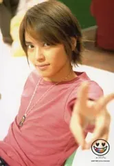 【中古】生写真(ジャニーズ) NEWS/手越祐也/座り/上半身/ピンクTシャツ/左手ピース/公式生写真