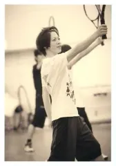 【中古】生写真(男性) 安川純平(丸井ブン太)/膝上・右手ラケット・目線右上・モノクロ・私服ショット/ミュージカル「テニスの王子様」10周年記念コンサートDream Live 2013追加生写真