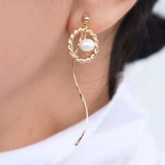 華奢シンプルな揺れるイヤリング ホワイト 春 オケージョン 結婚式