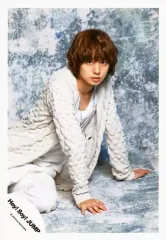 【中古】生写真(ジャニーズ) Hey! Say! JUMP/伊野尾慧/膝上・座り・衣装白・両手付き・右向き・背景グレー/アルバム「DEAR.」ジャケ写撮影オフショット/公式生写真