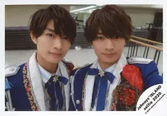【中古】生写真(ジャニーズ) 美 少年/那須雄登・浮所飛貴/横型・バストアップ・衣装青・白・赤・両手下・口閉じ/Johnnys’ ISLAND セルフィー 2020/公式生写真