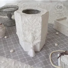 ゴミ箱　ごみ箱　ダストボックス　フレンチシック　シャビーシック　フレンチ調　エレガント　フラワー　花柄　刺繍　カメオ　モチーフ　ホワイト　白　モノトーン　フリル　タッセル　レース　フタ　卓上　ロココ　プリンセス　姫　ドレッサー　化粧台　メイク　机　デスク
