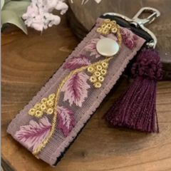 ☆ハンドメイド☆インド刺繍リボン☆キーホルダー☆ピンク、パープル系　ホワイトデー　プレゼント