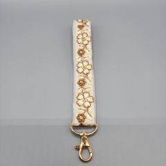 [093]インド刺繍リボンのスマホ用ハンドストラップ（ベージュ系、金具：ゴールド系）、ハンドメイド