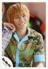 【中古】生写真(ジャニーズ) Kis-My-Ft2/千賀健永/上半身・衣装緑・青・目線右上・歯見せ・隣にメンバー/「Sha la la☆Summer Time」PV＆ジャケ写撮影/公式生写真