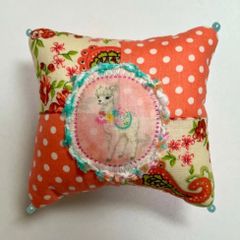 【2024 新作】ハンドメイド　パッチde針山　アルパカさん　パッチワーク　ピンクッション　花柄　アルパカ　動物　花柄