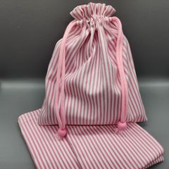 [159]給食袋とランチョンマット2枚の３点セット（ピンクと白のストライプ、裏地なし、ランチョンマット40cm×50cm、両ひもタイプの給食袋）