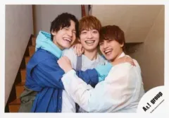 【中古】生写真(ジャニーズ) Aぇ! group/小島健・福本大晴・佐野晶哉/横型・上半身・抱き合い・笑顔/「Aぇ! group Zepp LIVE 2020 STARTING NOW 413」グッズオフショット/公式生写真