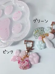 ネコと肉球キーホルダー　レジン　カスミソウ　猫たくさん　猫好きさん　ピンク　グリーン