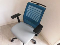 Steelcase社 スチールケース（アメリカ）（ＮＥＷ）ＴＨＩＮＫチェア　シンクチェア　青色メッシュ　ジャケットハンガーつき