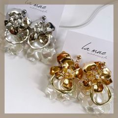 ハンドメイドピアス イヤリング メタルフラワー 大ぶり パール オーロラ 花びら お花 クリア ビーズ フープ ブライダル ウェディング 春 夏 アレルギー対応 ステンレス 24金 バックスタイル ゴールド シルバー