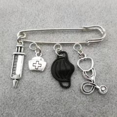 医療器具 バッジ ピン シルバー マスク ブラック 注射 看護師 病院 チャーム 安全ピン 治療 道具 お揃い ギフト ペア 贈り物 贈りもの 新品