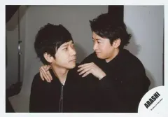 【中古】生写真(ジャニーズ) 嵐/二宮和也・大野智/横型・バストアップ・衣装黒・見つめ合い・大野両手二宮の肩/16春夏 ARASHI “Japonism Show” in ARENA パンフレット＆グッズ撮影オフショット/公式生写真