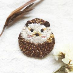 起き上がれない...お困りハリネズミ◌ 刺繍 刺繍ブローチ ハリネズミ