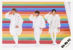 【中古】生写真(ジャニーズ) Kis-My-Ft2/集合(3人)/横型・全身・衣装白・右手ピース・背景レインボーの階段/シングル「君、僕。」MV＆ジャケ写オフショット/公式生写真 