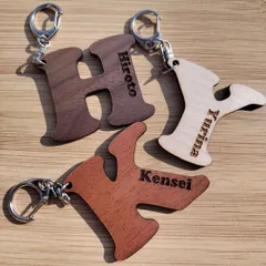 名入れ　彫刻　木製　アルファベットキーホルダー　イニシャルキーホルダー　オーダーメイド　ネームタグ　お名前キーホルダー